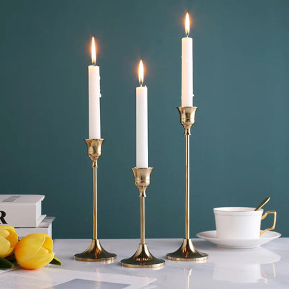Elegante candelabro de oro vintage